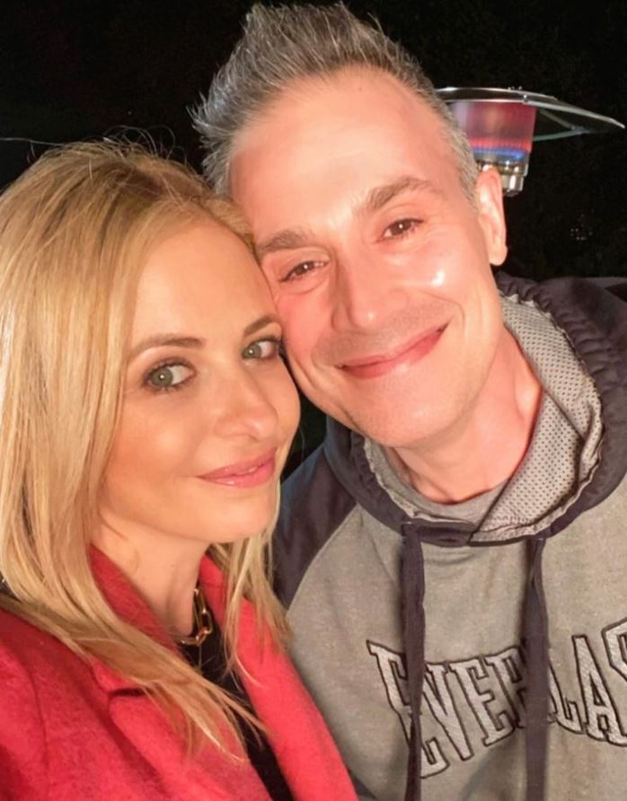 Imagine cu Sarah Michelle Gellar și Freddie Prinze Jr. în timp ce fac un selfie