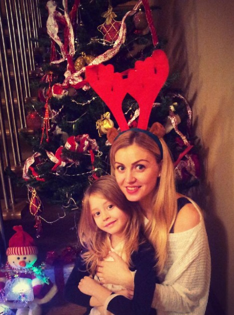 Imagine cu Oana Nistor și fiica sa de Crăciun