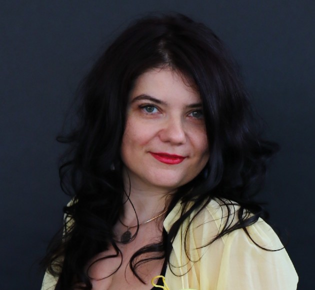 Imagine cu psiholog Daniela Dumitrescu într-o cămasă galbenă