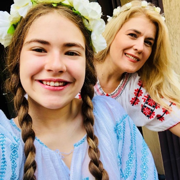 Imagine cu Liana Stanciu și fiica sa îmbrăcate în ie 