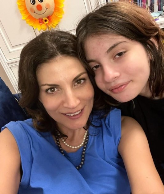 Imagine cu Ioana Ginghină și fiica sa în timp ce fac un selfie