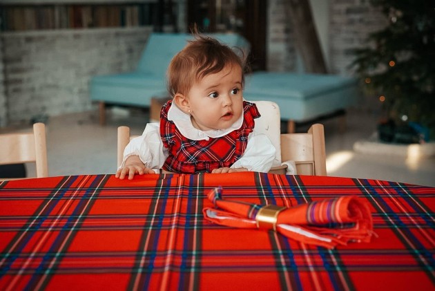Imagine cu Lia bebeluș îmbrăcată în rochiță roșie