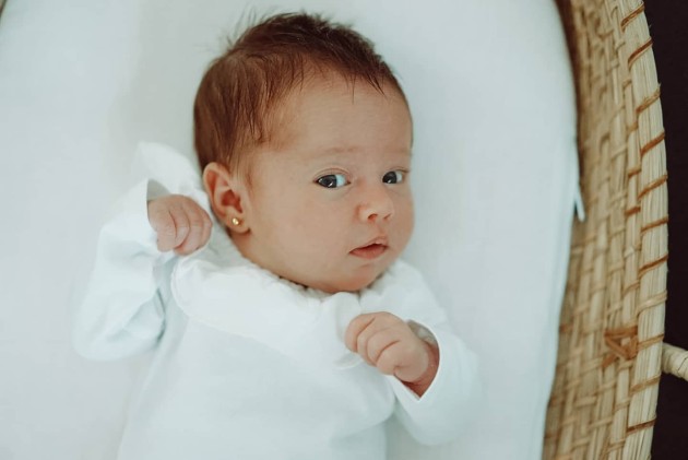 Imagine cu Lia când era bebeluș, la trei săptămâni după ce s-a născut