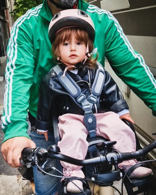 Imagine cu Lia alături de tatăl ei pe bicicletă