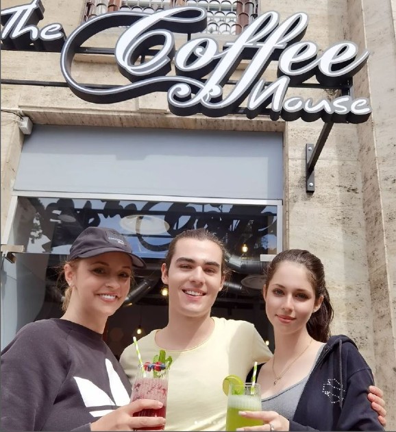 Imagine cu Andreea Marin, Violeta și Radu Ștefan Bănică în timp ce fac un selfie în față la The Coffee House