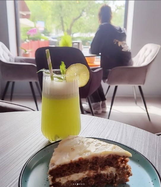 Imagine cu o băutură și o prăjitură de la The Coffee House București