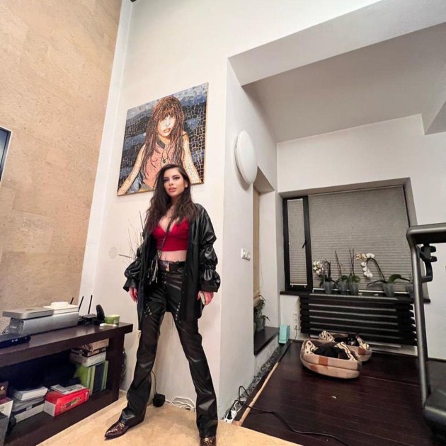 Imagine cu Elena Boncea în casă, alături de un tablou cu Loredana Groza