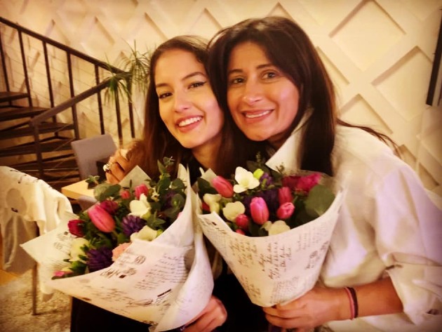 Imagine cu Iasmina Ianțu și mama sa cu buchete de flori în mână