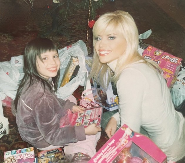 Imagine cu Loredana Groza în tinerețe alături de fiica sa când era mică
