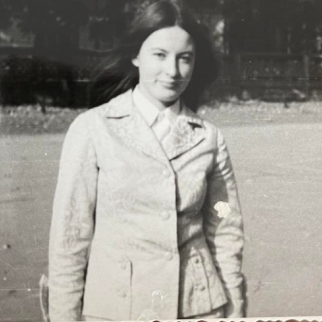 Imagine alb negru cu Maria Dragomiroiu în perioada liceului
