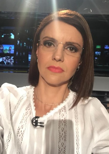 Imagine cu Raluca Arvat în timp ce face un selfie