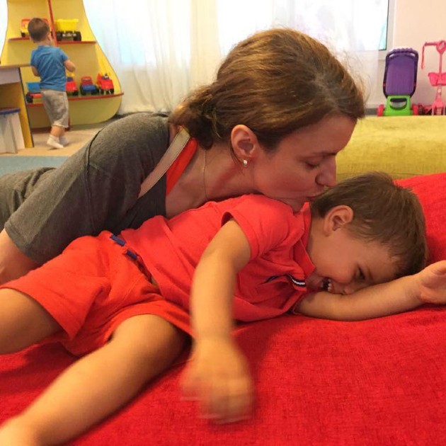 Imagine cu Raluca Arvat în timp ce își pupă copilul