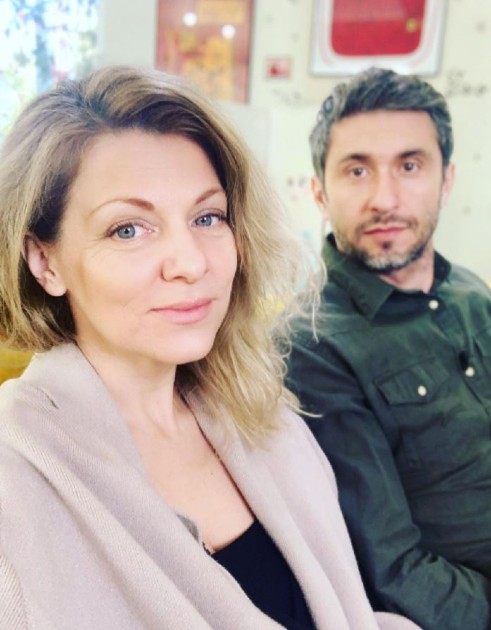 Imagine cu Dana Nălbaru și Dragoș Bucur în timp ce fac un selfie