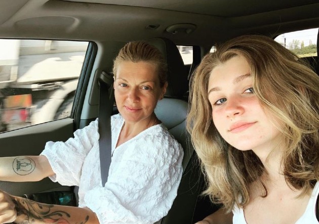 Imagine cu Dana Nălbaru și Sofia în mașină în timp ce fac un selfie
