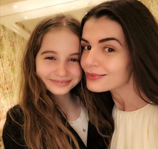 Imagine cu Monica Gabor și fiica sa în timp ce fac un selfie