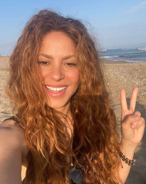 Imagine cu Shakira în timp ce face un selfie și arată semnul păcii