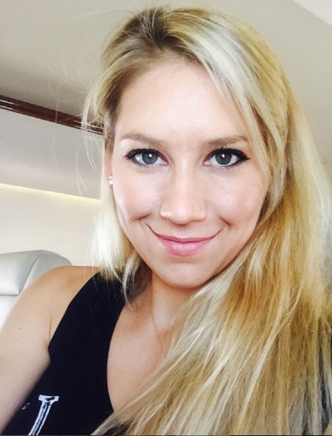 Imagine cu Anna Kournikova în timp ce face un selfie