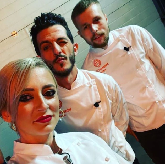 Imagine cu cei trei finaliști de la masterchef în timp ce fac un selfie