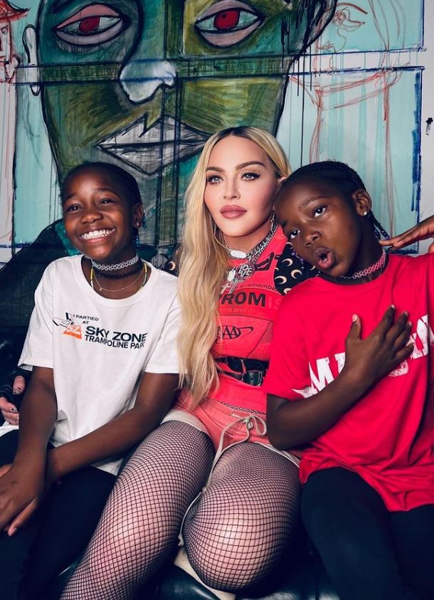 Imagine cu Madonna alături de copiii ei