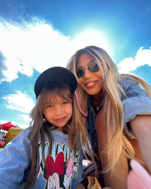 Imagine cu Sora și fiica sa în timp ce fac un selfie