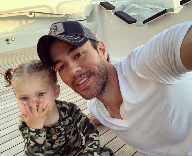 Imagine cu Enrique Iglesias în timp ce face un selfie cu fiica sa