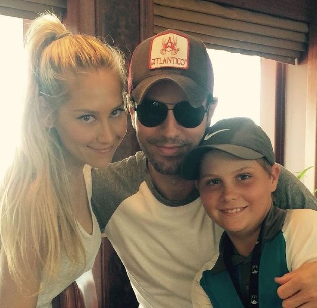 Imagine cu Anna Kournikova alături de Enrique Iglesias și fratele ei mai mic în ziua în care a împlinit 35 de ani 