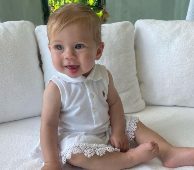 Imagine cu fetița cea mică a lui Enrique Iglesias îmbrăcată în costum de tenis, la șapte luni