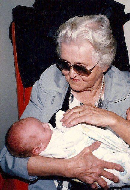 Imagine cu Christopher în brațele bunicii materne