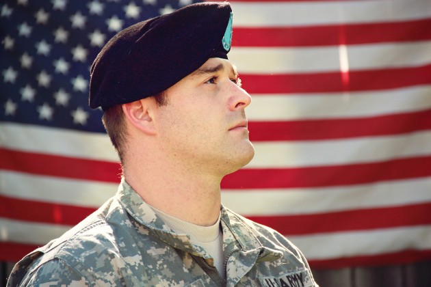 Imagine cu un soldat american lângă drapel