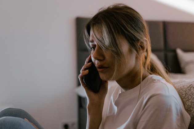 Imagine cu o femeie care vorbește la telefon și plânge