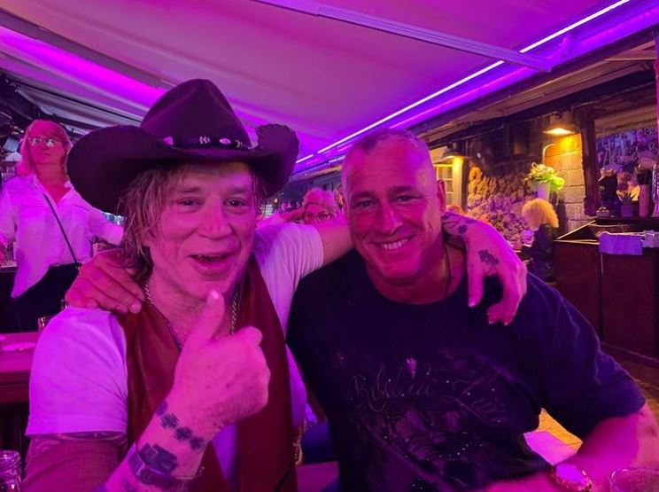 Imagine cu Mickey Rourke în Germania, alături de un prieten, la masă