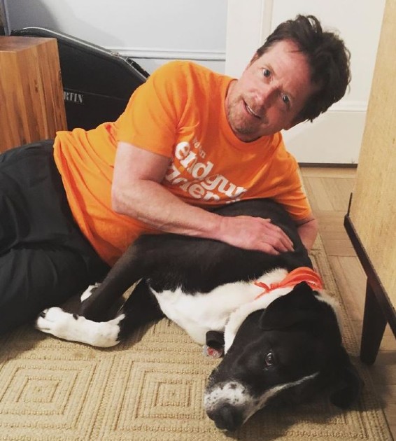 Imagine cu Michael J fox alături de un câine