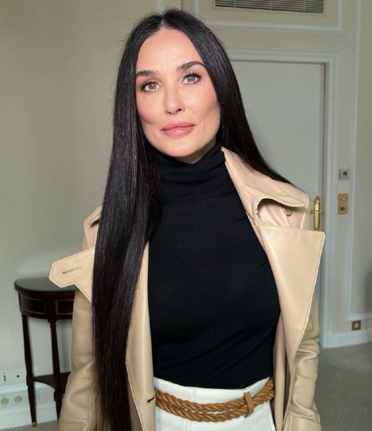 Imagine cu Demi Moore îmbrăcată într-o bluză neagră cu jachetă bej