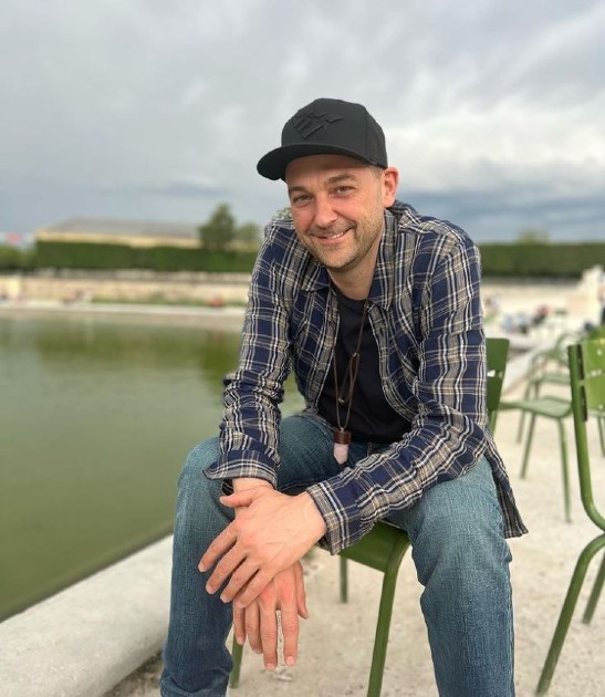 Imagine cu Daniel Humm în timp ce stă pe scaun