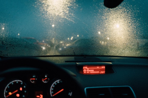 Imagine cu bordul unei mașini în timpul ploii