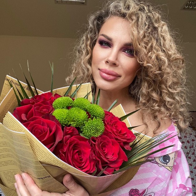 Imagine cu Alina lufer cu un buchet de flori în mână