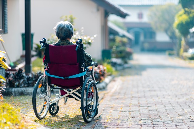 Imagine cu o femeie bătrână în scaun cu rotile