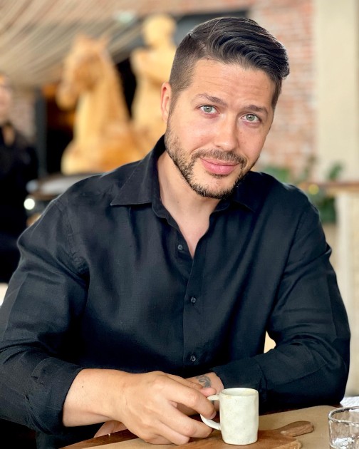 Imagine cu Jorge cu o ceașcă de cafea în mână