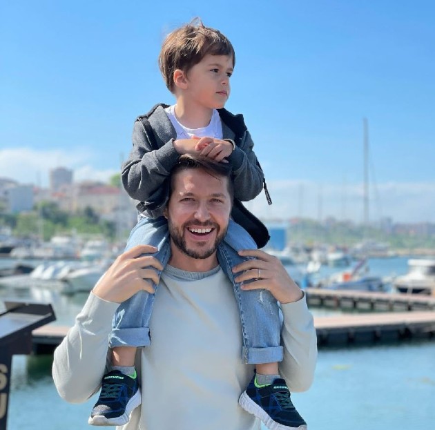 Imagine cu Jorge în timp ce își ține copilul în spate