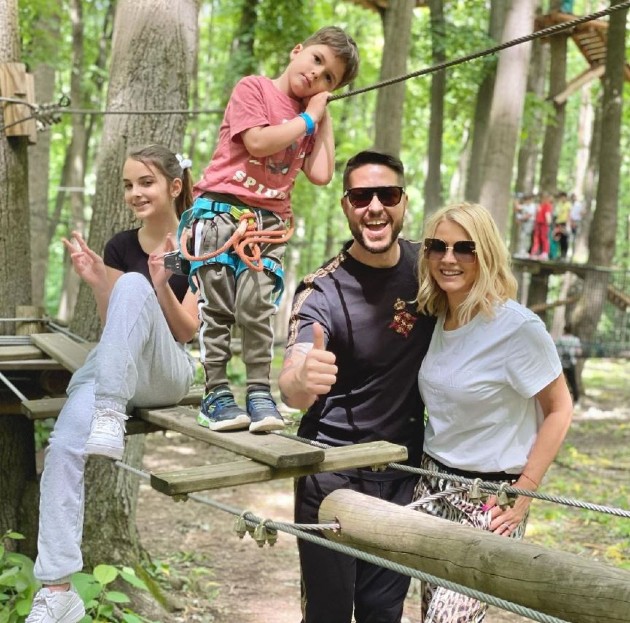 Imagine cu Jorge, Ramona, Karina și David într-un parc de distracții