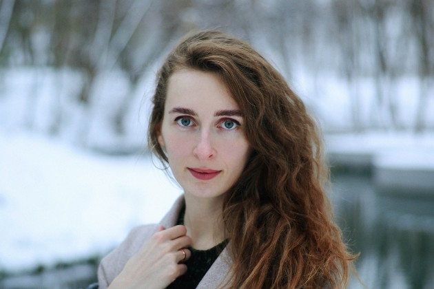 Imagine portret cu o femeie care zâmbește, iarna