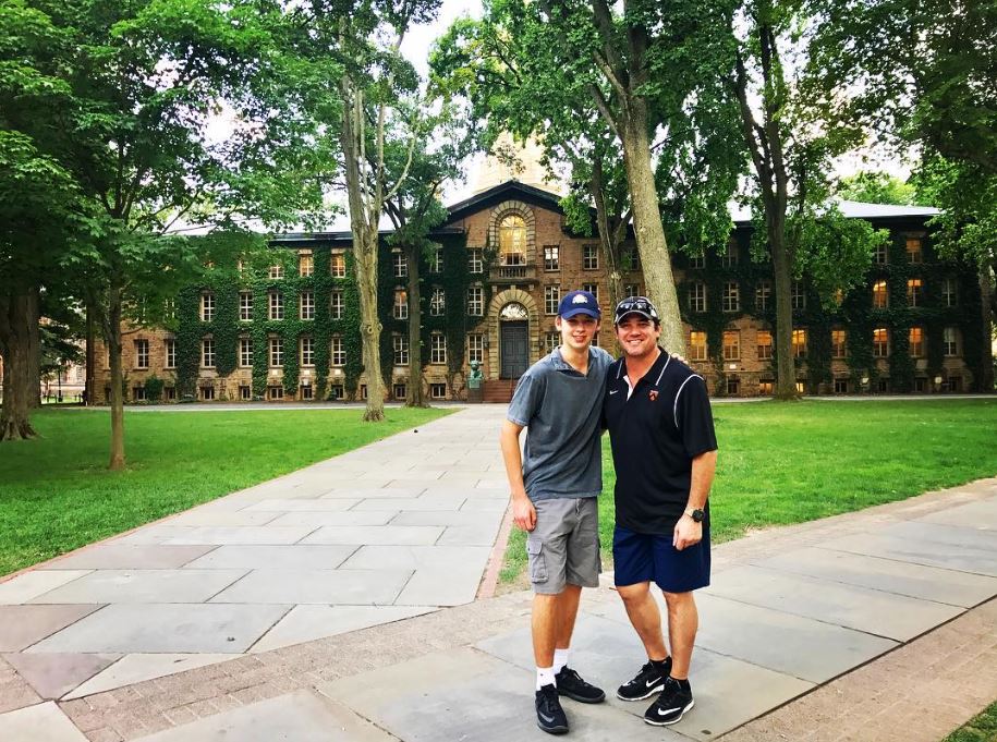 Imagine cu Dean Cain și fiul său la Universitatea Princeton