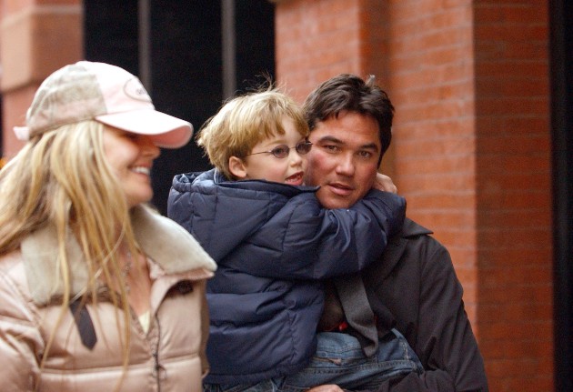 Imagine cu actorul Dean Cain, care face o plimbare în West Village cu fiul său Christopher și Samantha Torres 17 martie 2005 în New York City.