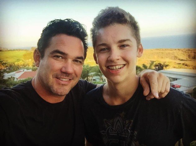 Imagine cu Dean Cain și fiul său în timp ce fac un selfie