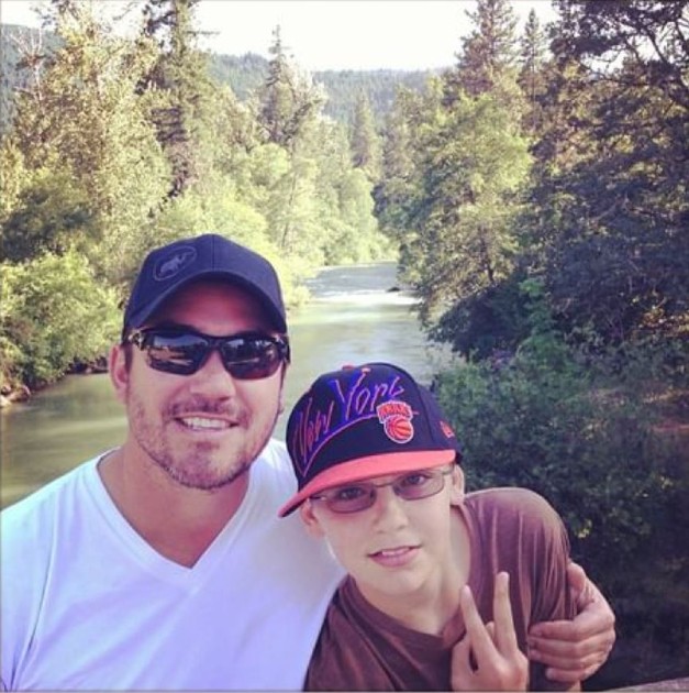 Imagine cu Dean Cain și fiul său de când era mic, într-o excursie