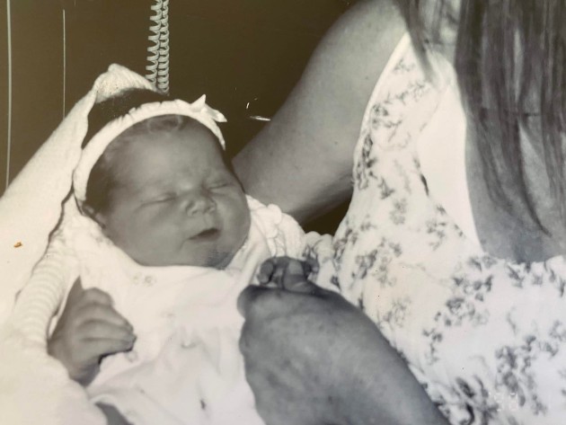 Imagine alb-negru cu Jordan Benewiat când era bebeluș