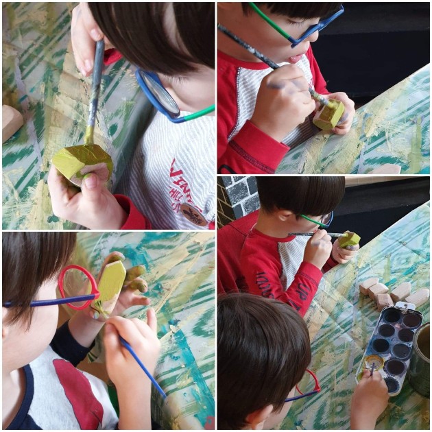 Imagine cu gemenii Cristinei Bălan în timp ce pictează căsuțe decorative