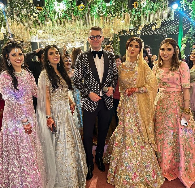 Imagine cu Adi Sîna la o nuntă în Pakistan