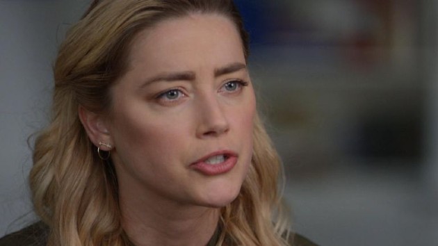 Imagine cu Amber Heard în timpul interviului de la NBC