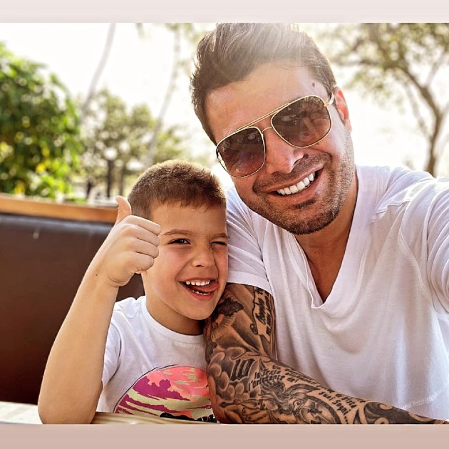 Imagine cu Adrian Mutu și Tiago în timp ce fac un selfie